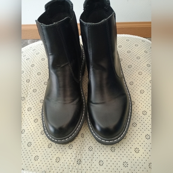 Ichigo Women's Black Chelsea Ankle Booties - Picture 8 of 12